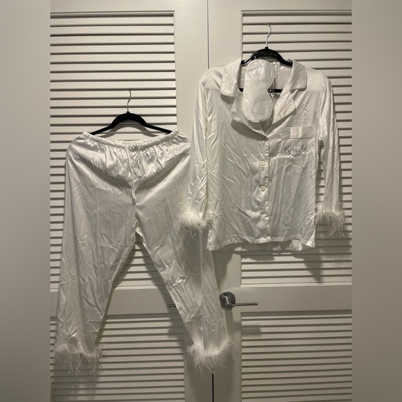 NEVER WORN, BRIDE PIJAMA SET WITH FEATHER - Picture 6 of 8